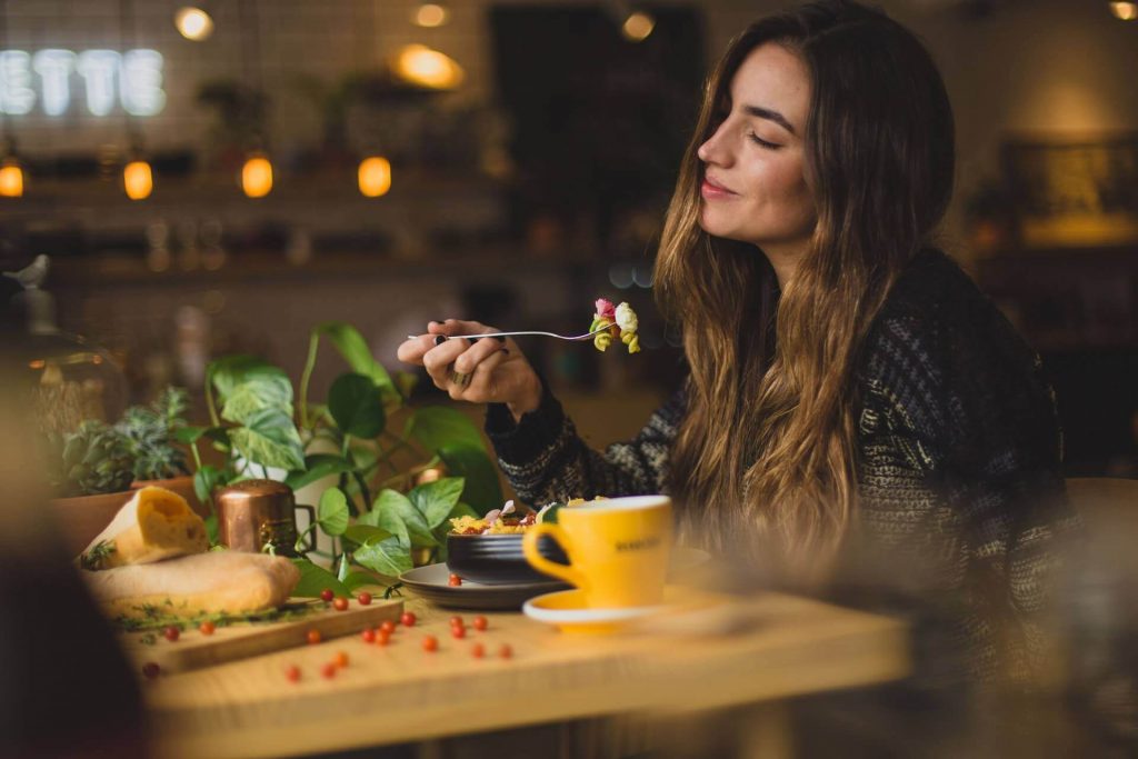 donna segue sana alimentazione suggerita dal nutrizionista